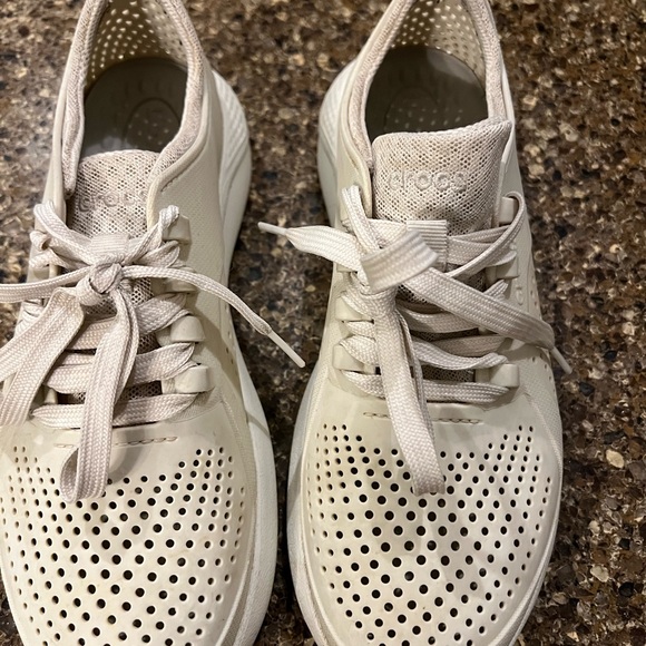 Crocs womens size 9 lace up and color is beige.. so comfortable.. waterproof - Picture 2 of 6